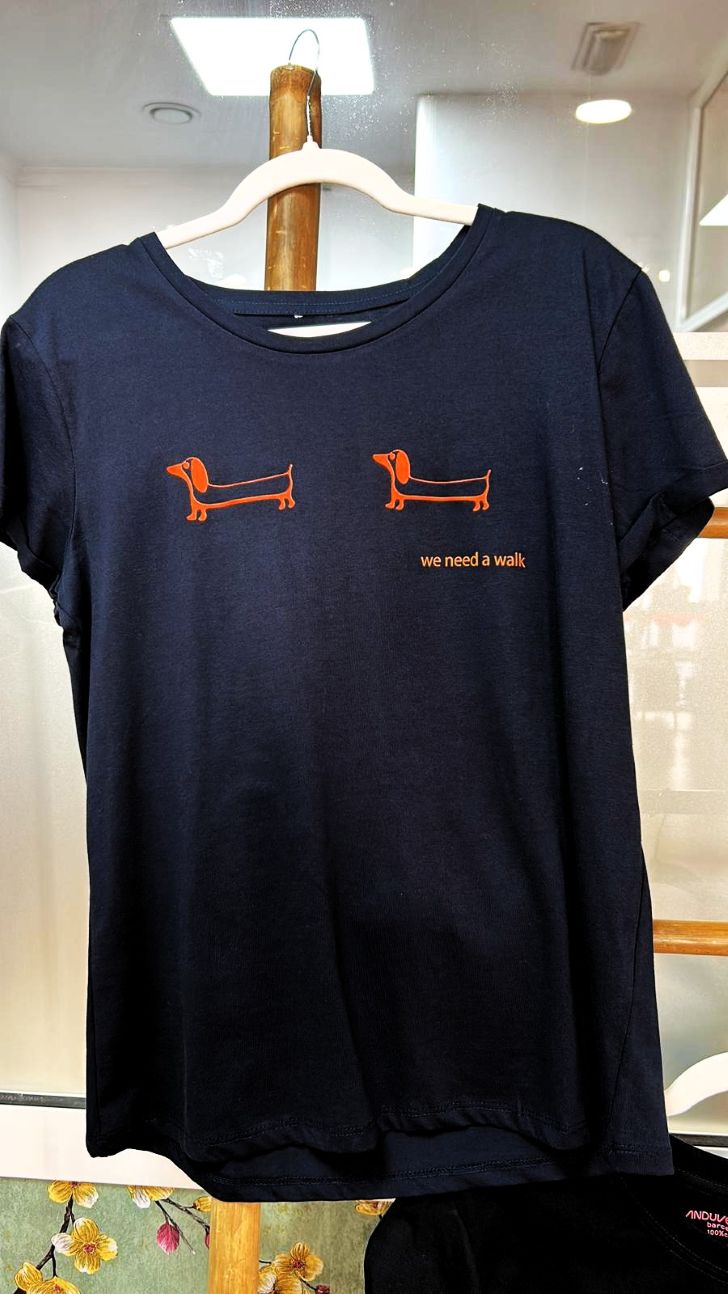 anduvers-chica-camiseta-azul-marino teckels