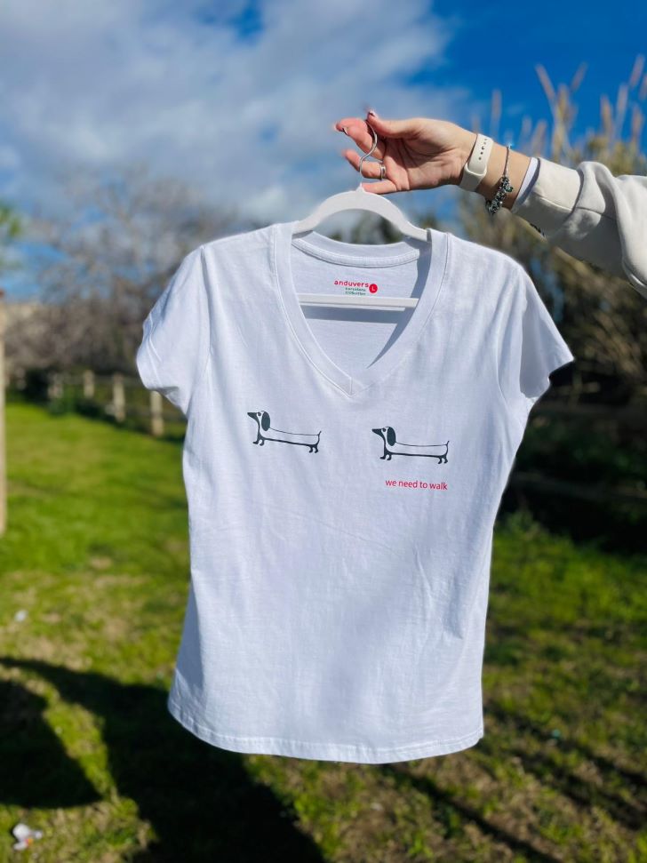anduvers-chica-teckels -camiseta-blanca -cuello-pico-delantera