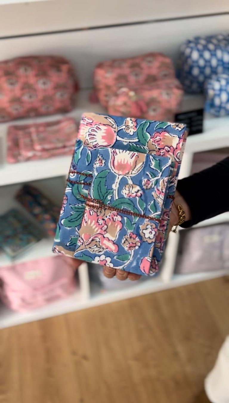 libreta forrada tela floral azul y rosa